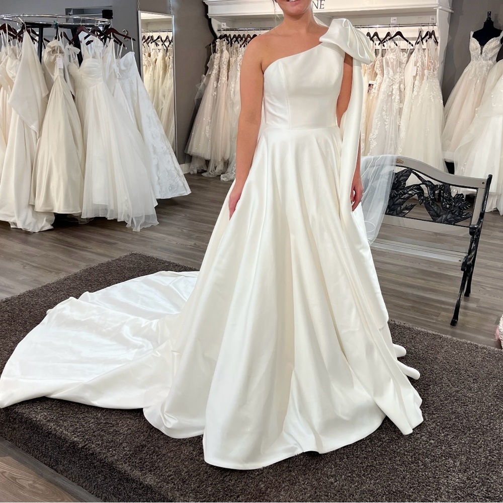 Elegant One-Shoulder Wedding Dress